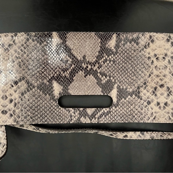 Micheal Kors skinny clutch - Picture 3 of 5